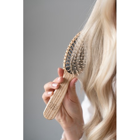 Multipurpose Large Oval Brush with Short Pins